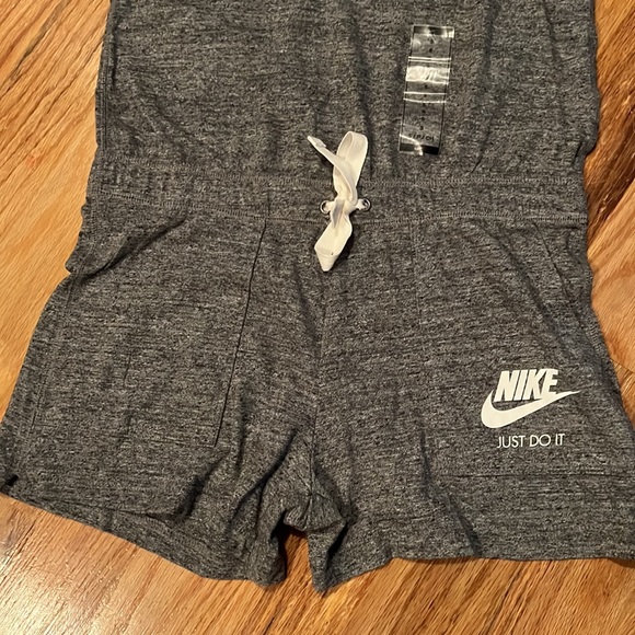 Nike jumpsuit Shorts - Picture 2 of 3